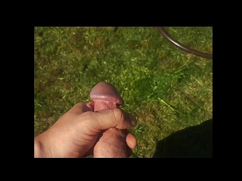 ❤️ Žhavá kočička si nechá ošukat růžovou kundičku a udělá se squirtem v letní zahradě. ️❌  Sex u cs.hentai-ita.ru ❌️